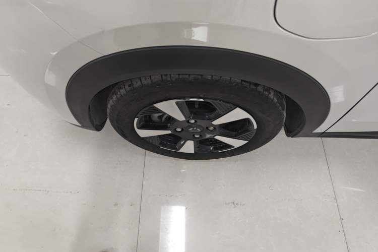 Used Wuling Bingo PLUS 2024 510 km Range 5-Seater Version Left Front Wheel Hub