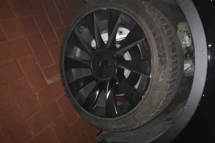 Used Tesla Model Y 2022 Revised Version Long-Range All-Wheel Drive Right Front Wheel Hub