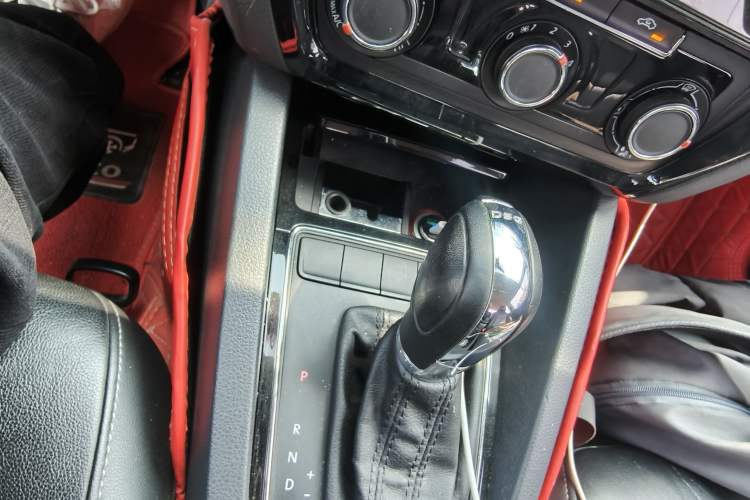 Used Volkswagen Sagitar 2015 230TSI Automatic Comfort Version Gear Lever