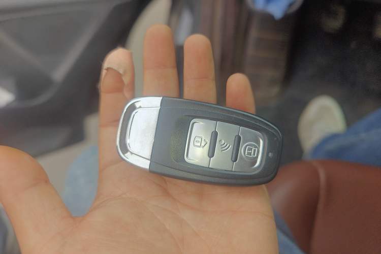 Used Ford Transit 2020 2.0T Diesel Multi-Function Commercial Vehicle Mid-Chassis Low-Roof Design with Dual Rear Doors Meeting China VI Emission Standards