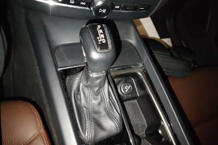 Used Volvo XC60 2019 T5 4x4 Smart Edition China VI Standard Gear Lever