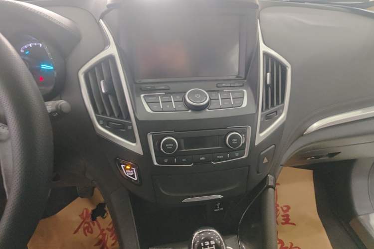 Used Dongfeng Aeolus AX7 2015 2.0L Manual Zhiyi Trim
