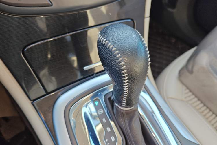 Used Buick Regal 2014 2.0L Leading Fashion Edition Gear Lever