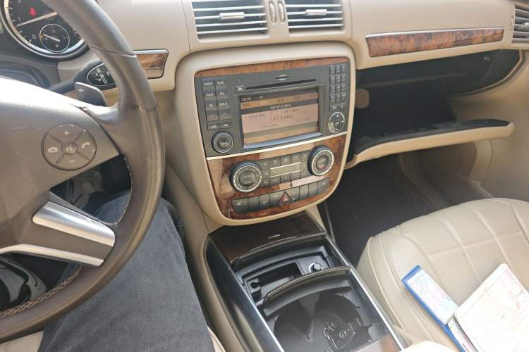 Used Mercedes-Benz R-Class 2010 R 350 L 4MATIC Audio And AC Panel