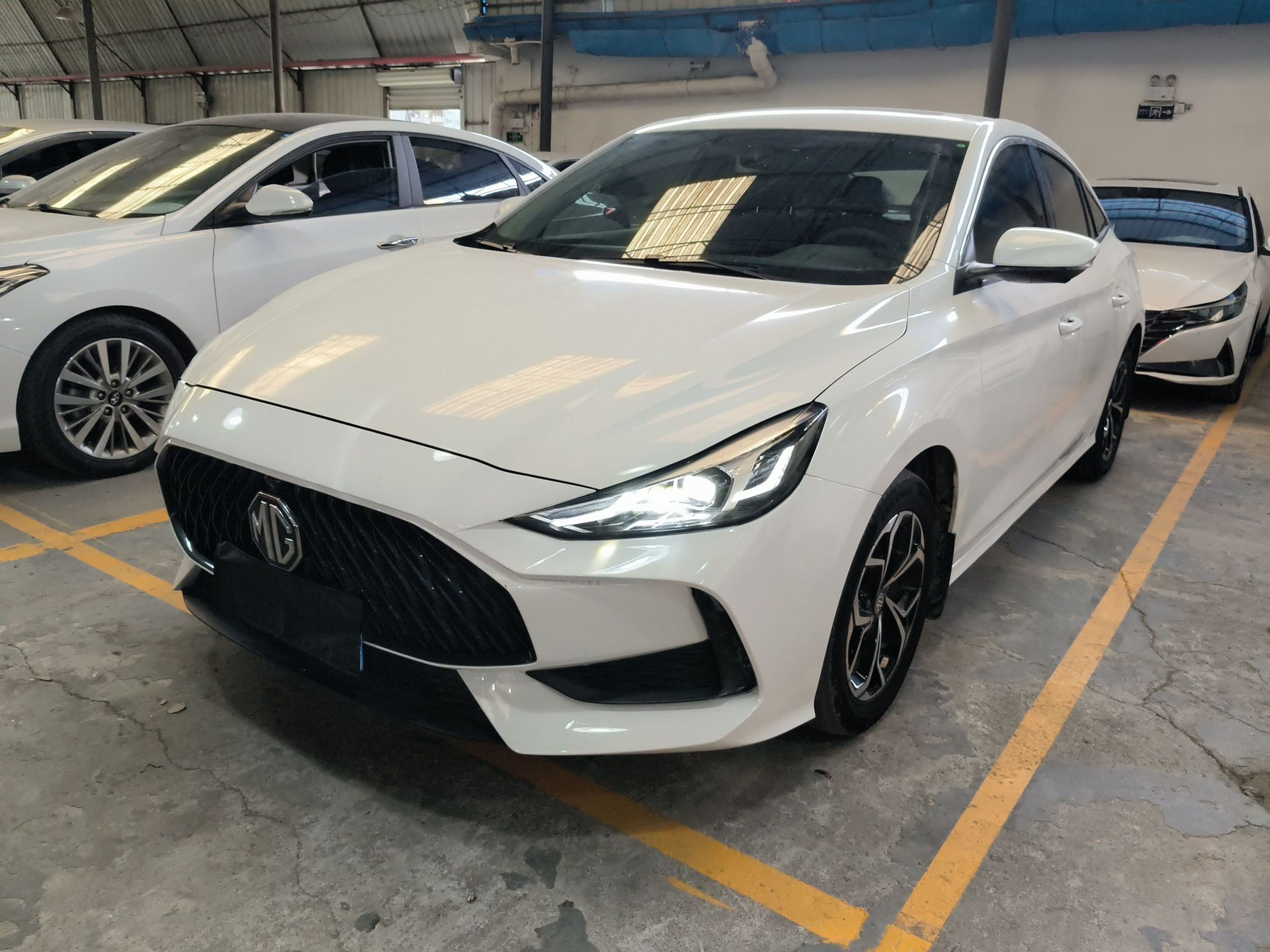 تحت مقدمة السيارة