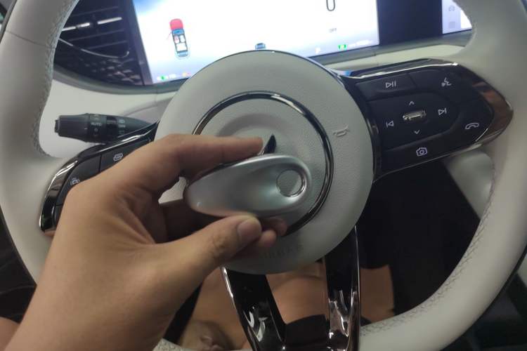 Used VOYAH FREE 2025 318 259 km All-Wheel-Drive Exploration Edition