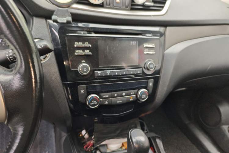 Used Nissan X-Trail 2014 2.0L CVT Comfort Edition 2WD Audio And AC Panel