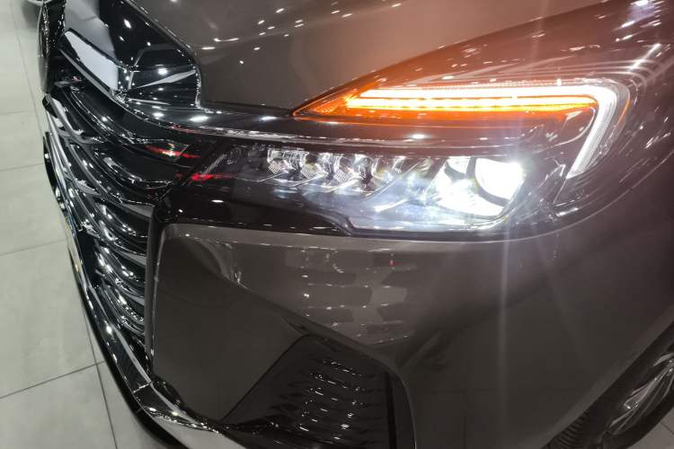 Used Buick GL8 2023 Land Business Class Smart Deluxe Model Left Front Headlight