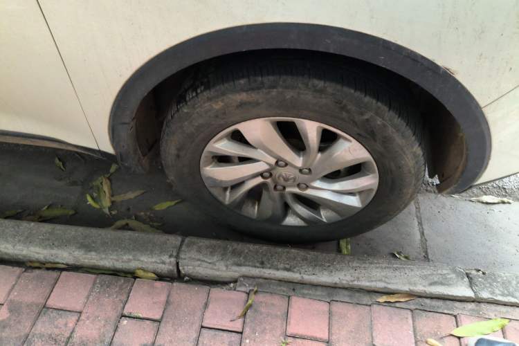 Used BAIC Weiwang S50 2016 1.5T Manual Joyful Elite Edition Right Front Wheel Hub