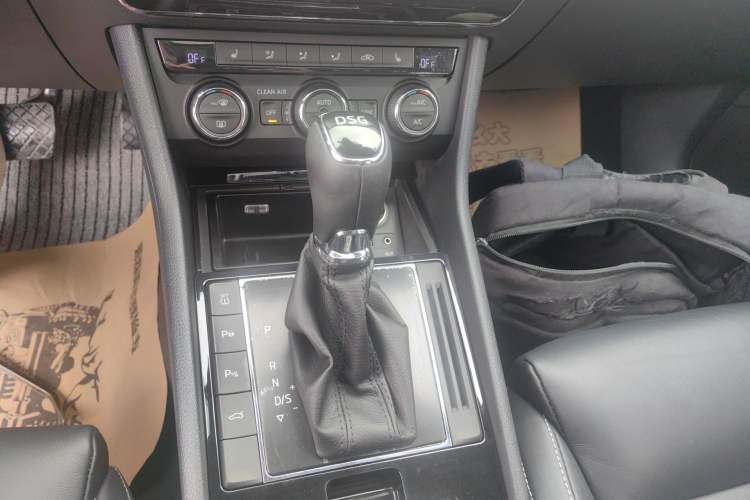Used Skoda Superb 2016 TSI280 DSG Champion Edition Gear Lever