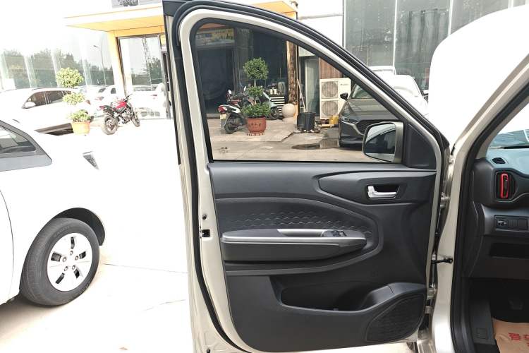 Used Dongfeng Fengon 380 2022 1.5L Comfort-Class Passenger Vehicle (Steel Spring) with 7 Seats