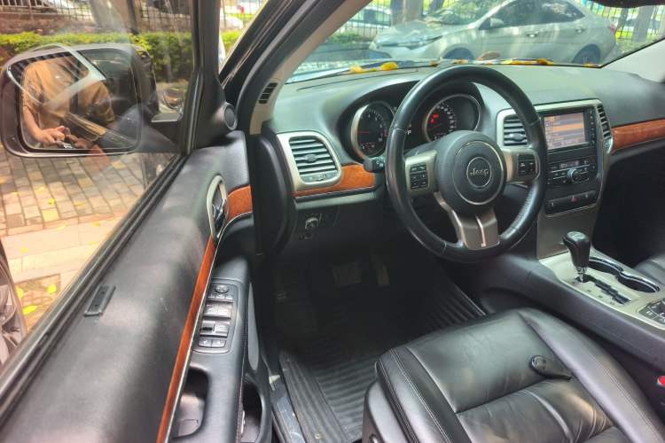 Used Jeep Grand Cherokee 2013 3.6L Comfort Navigation Edition
