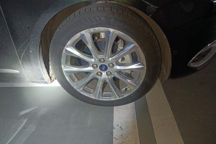 Used Ford Taurus 2017 EcoBoost 325 V6 Flagship Model Right Front Wheel Hub