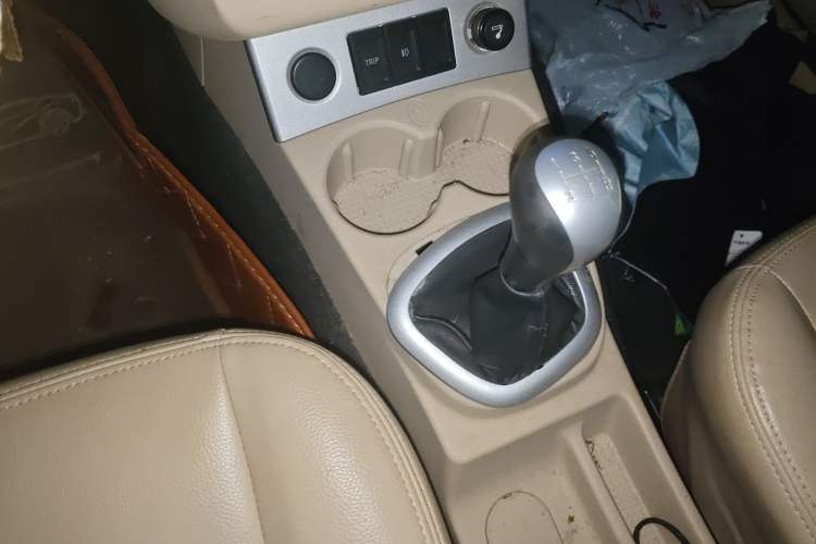 Used Dongfeng Fengon 2013 1.5L Manual Deluxe Model DK15 Gear Lever