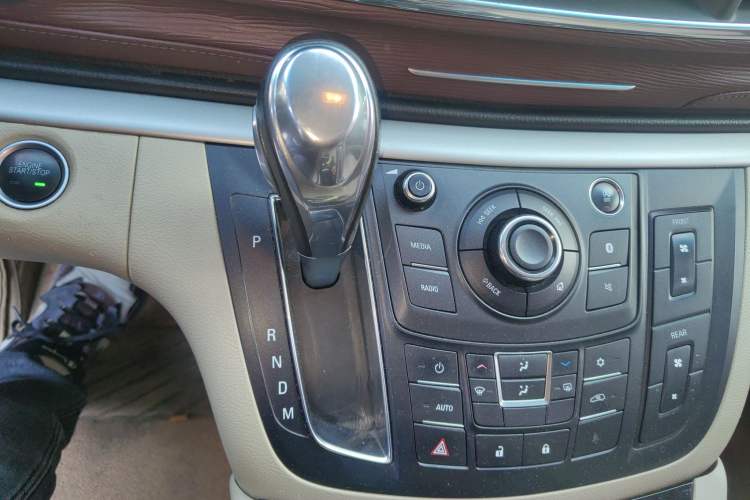 Used Buick GL8 2018 28T Luxury Model China VI Standard Gear Lever