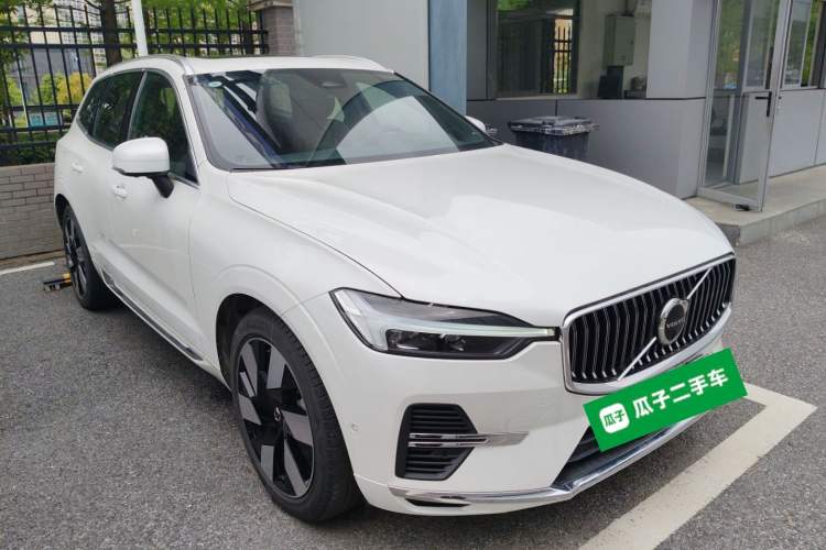 Used Volvo XC60 New Energy 2025 Plug-in Hybrid Long-Range All-Wheel Drive Smart Luxury Edition Front Right 45 Deg