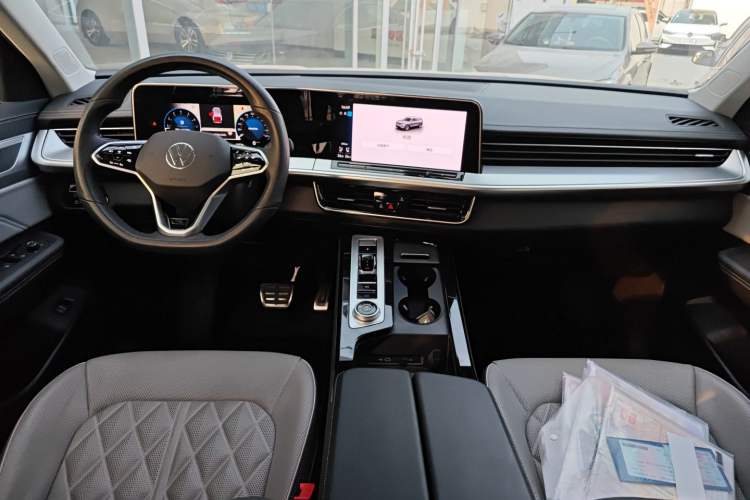 Used Volkswagen Tavendor 2024 380TSI All-Wheel Drive R-Line Cruise Edition Center Console