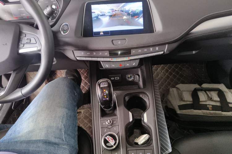 Used Cadillac XT4 2022 28T Two-Wheel-Drive Luxury Version Gear Lever