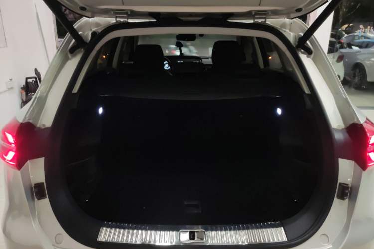 Used Hongqi HS5 2022 Revised Version 2.0T Smart Connect Flagship Edition Trunk