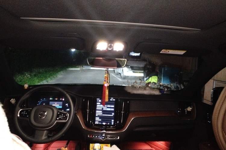 Used Volvo XC60 New Energy 2025 Plug-in Hybrid Long-Range All-Wheel Drive Smart & Luxurious Edition
