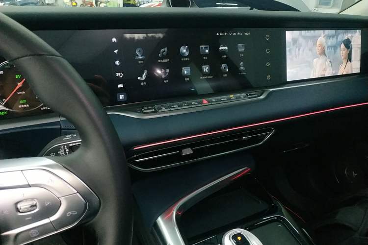 Used VOYAH FREE 2023 Four-Wheel Drive Extended-Range Model with Ultra-Long Range
