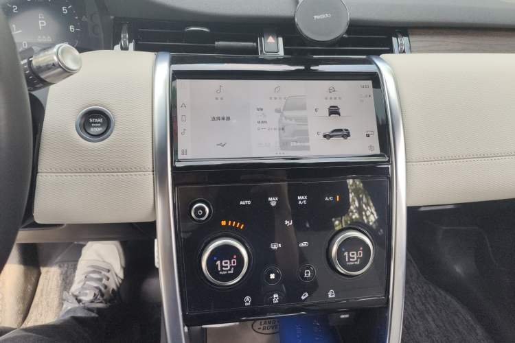 Used Land Rover Discovery Sport 2022 249 PS R-Dynamic SE Performance Tech Edition 5 Seats Audio And AC Panel