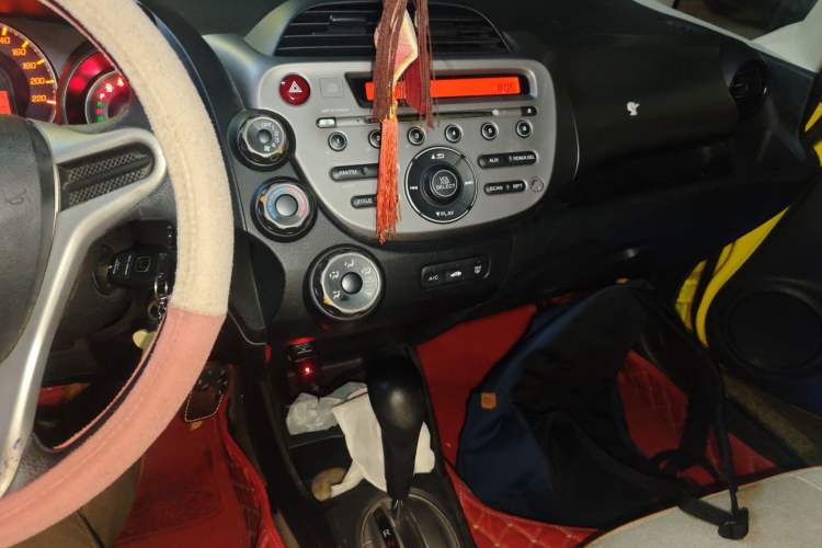 Used Honda Fit 2011 1.5L Automatic Luxury Edition Audio And AC Panel