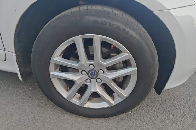 Used Volvo XC60 2017 T5 Smart Upgrade Edition Right Front Wheel Hub