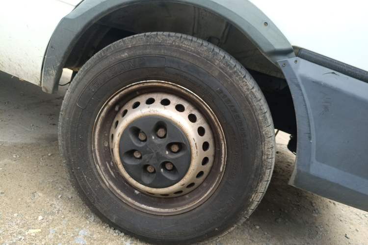 Used Iveco Daily 2017 2.5T A35 Passenger Van 5-7 Seats Model 47Z5 Right Front Wheel Hub