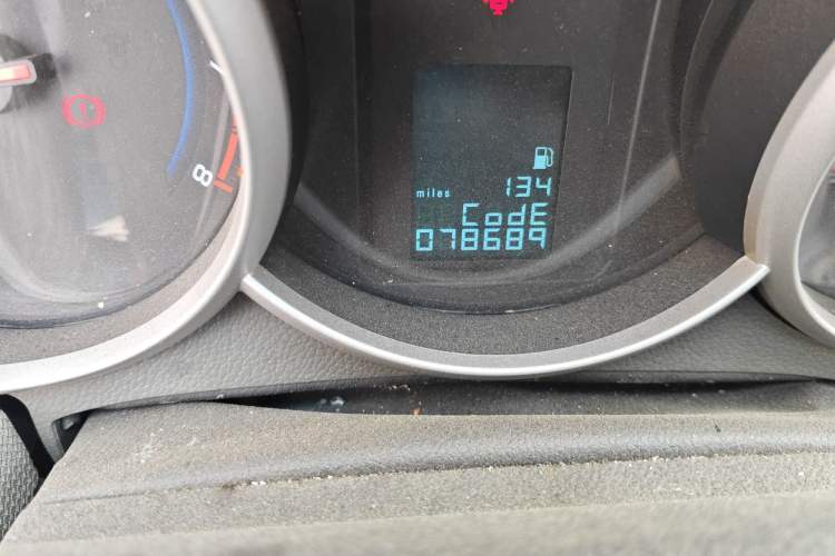 Used Chevrolet Cruze 2013 1.6L SE MT Odometer Close Up