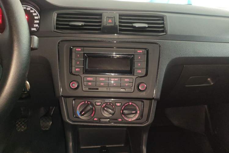 Used Volkswagen Santana 2016 1.6L Manual Fashion Edition Audio And AC Panel