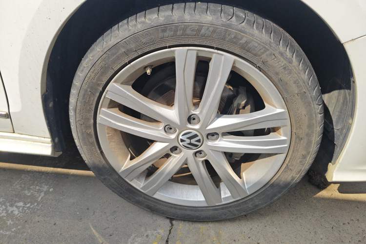 Used Volkswagen Sagitar 2018 280TSI DSG Ignite Edition Right Front Wheel Hub