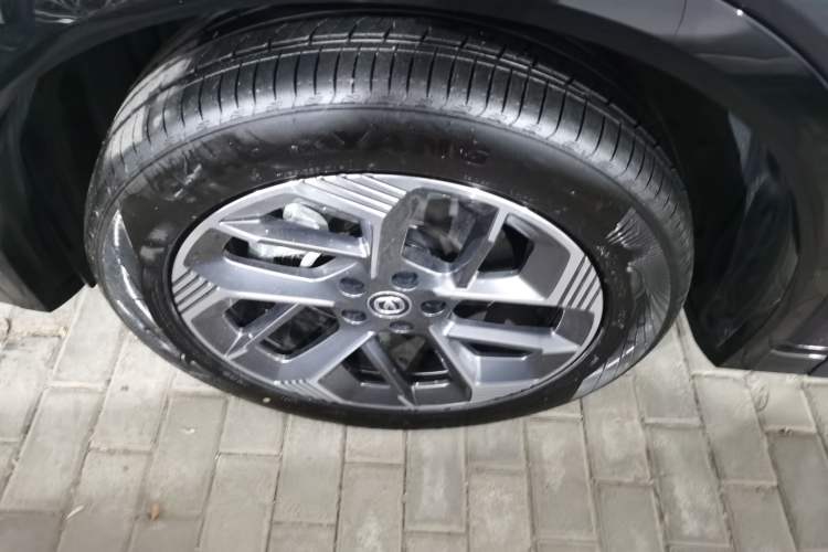 Used CHANGAN CS75 PLUS 2025 4th Generation 1.5T New Blue Whale Smart Luxury Edition Left Front Wheel Hub