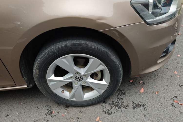 Used Volkswagen Bora 2014 1.6L Manual Comfort Model Right Front Wheel Hub