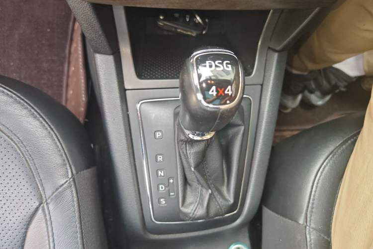 Used Skoda Yeti 2014 1.8TSI DSG All-Wheel Drive Edition Gear Lever