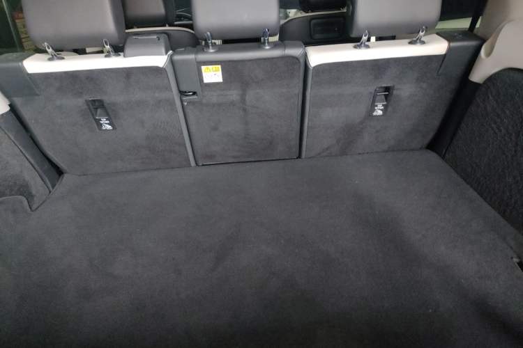 Used Land Rover Discovery 2021 360 PS R-Dynamic SE Trunk