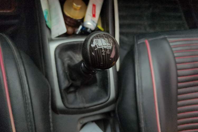 Used Hyundai Celesta 2011 1.6L Manual Comfort Edition Gear Lever