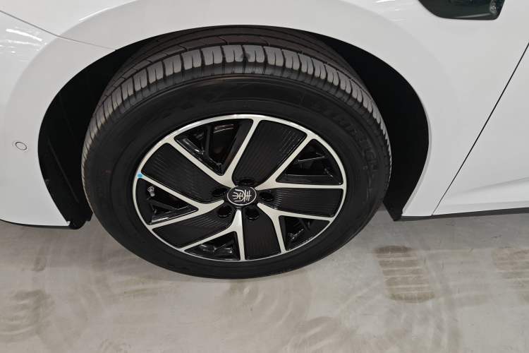 Used BYD Qin L 2025 DM-i Smart Drive 120KM Leading Model
