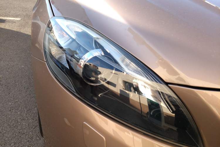 Used Volvo V40 2014 2.0T Zhiya Edition Right Front Headlight