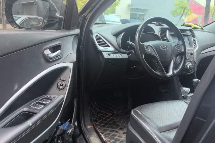 Used Hyundai Santa Fe 2017 2.0T Automatic Two-Wheel Drive Smart Version 7 Seats
