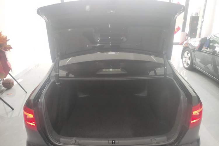 Used Volkswagen Lavida 2013 Restyled Classic 1.6L Manual Comfort Edition
