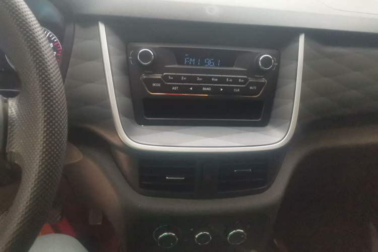 Used Jinbei Gold Hiace M Classic 2022 1.5L Engineering Lion Passenger Van 7 Seats Audio And AC Panel