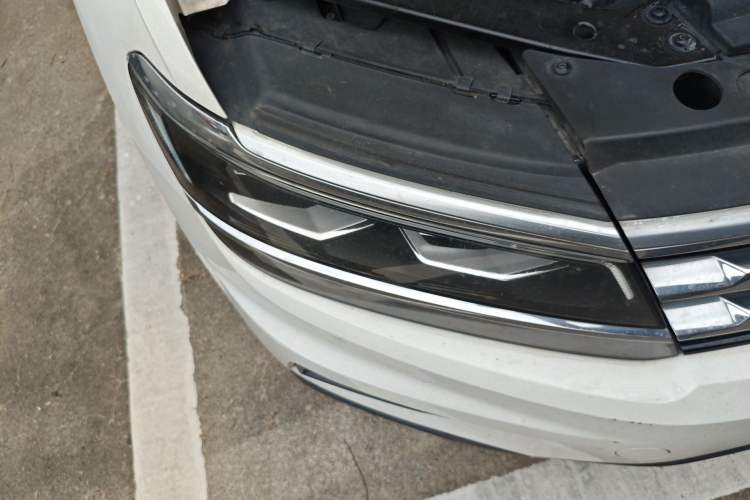 Used Volkswagen Tiguan L 2018 380TSI Automatic All-Wheel Drive Luxury Edition Right Front Headlight