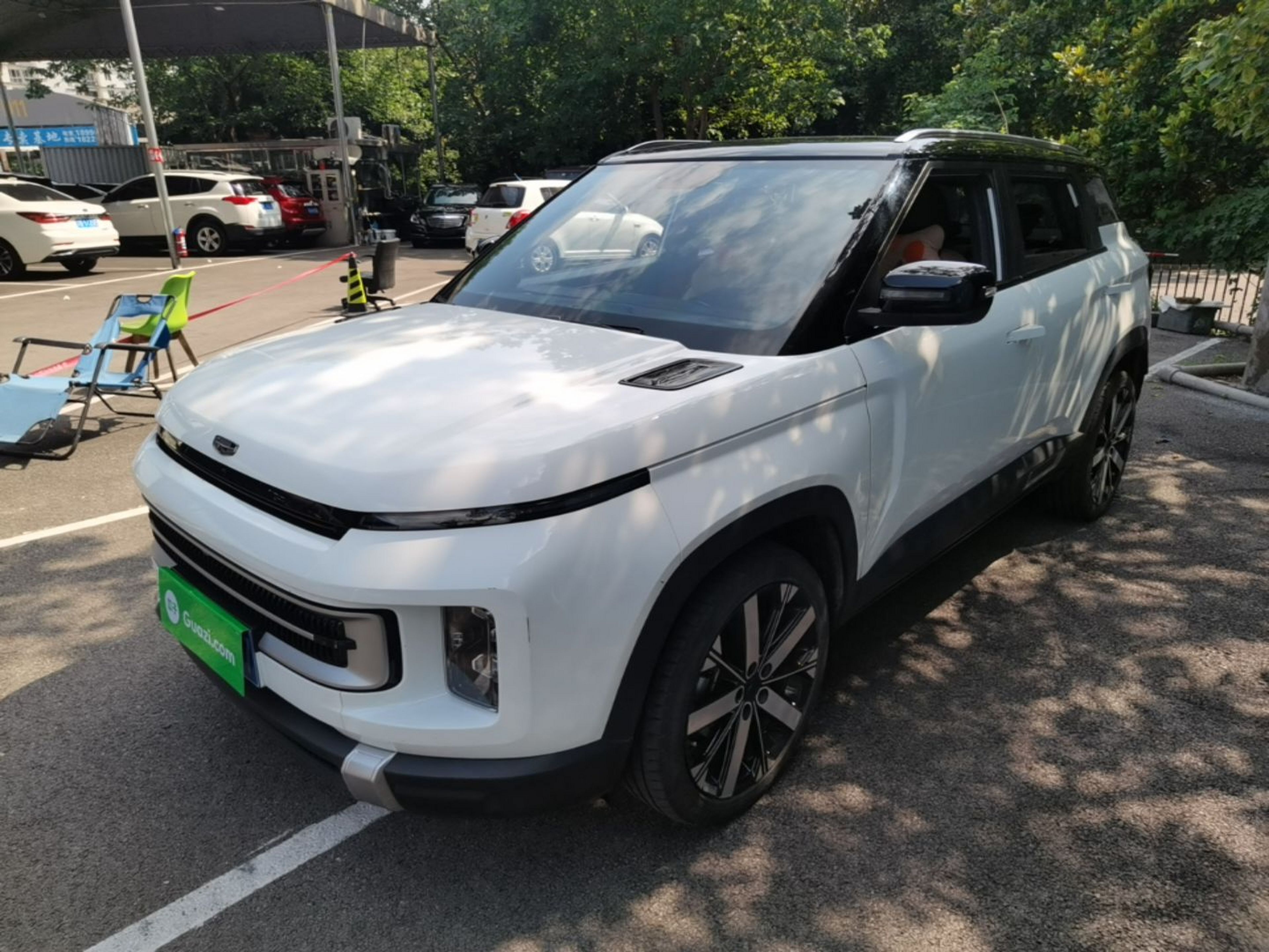 Под передней частью автомобиля