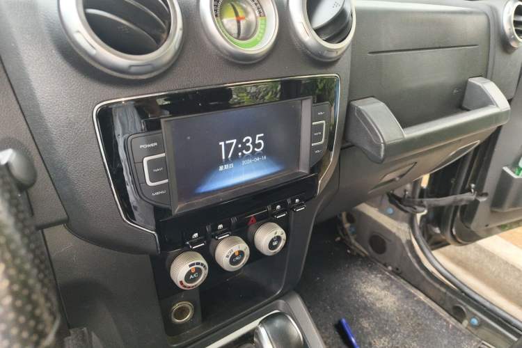 Used BAIC Off-Road BJ40 2016 40L 2.3T Automatic All-Wheel Drive Premium Edition Audio And AC Panel