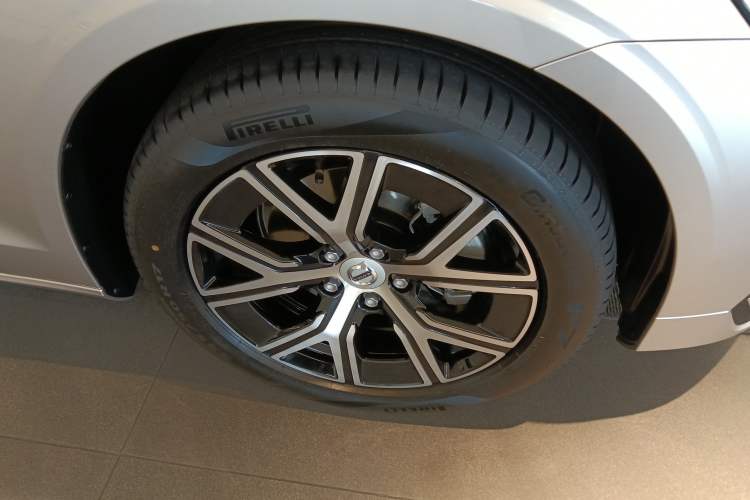 Used Volvo S60 2026 Model B4 Zhiyi Luxury Edition Exterior 4