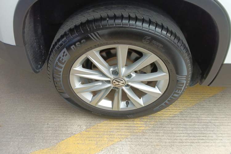 Used Volkswagen Tiguan 2016 280TSI Automatic Two-Wheel-Drive Silk Road Style Edition Right Rear Wheel Hub