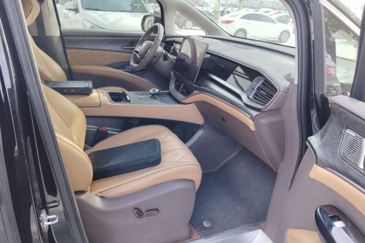 Used Denza D9 2022 DM-i 1040 Prestige Model Right Front Seat