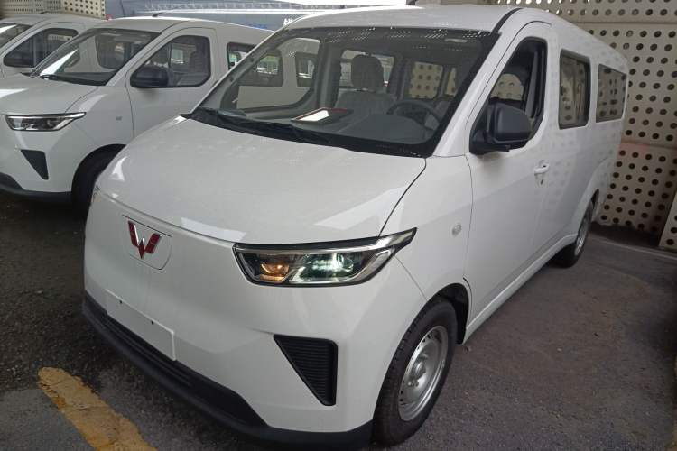 Used Wuling Yangguang 2024 300KM Comfort Version Passenger Van 75kW