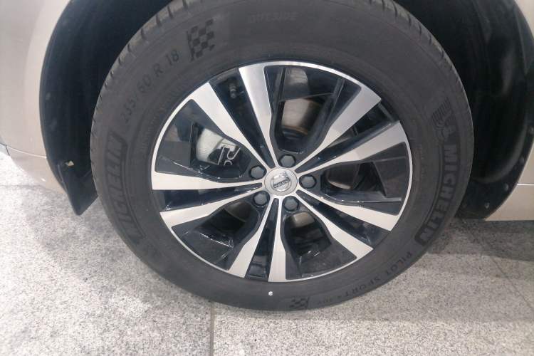 Used Volvo XC60 2023 B5 4x4 Smart Luxury Edition Left Front Wheel Hub